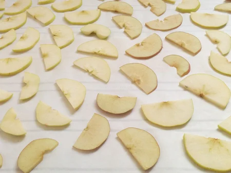 Нарежьте продукты и разложите на Сушителе